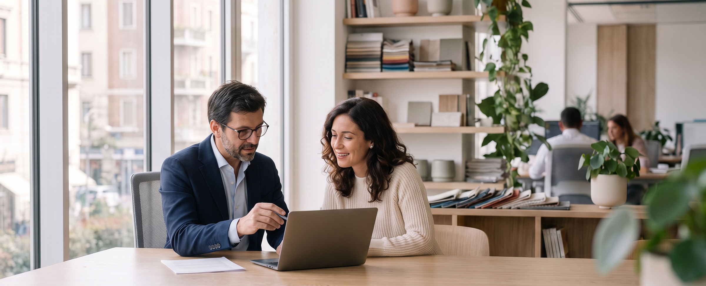 Un commercialista partner di Computis e un'imprenditrice guardano i numeri insieme davanti a un laptop